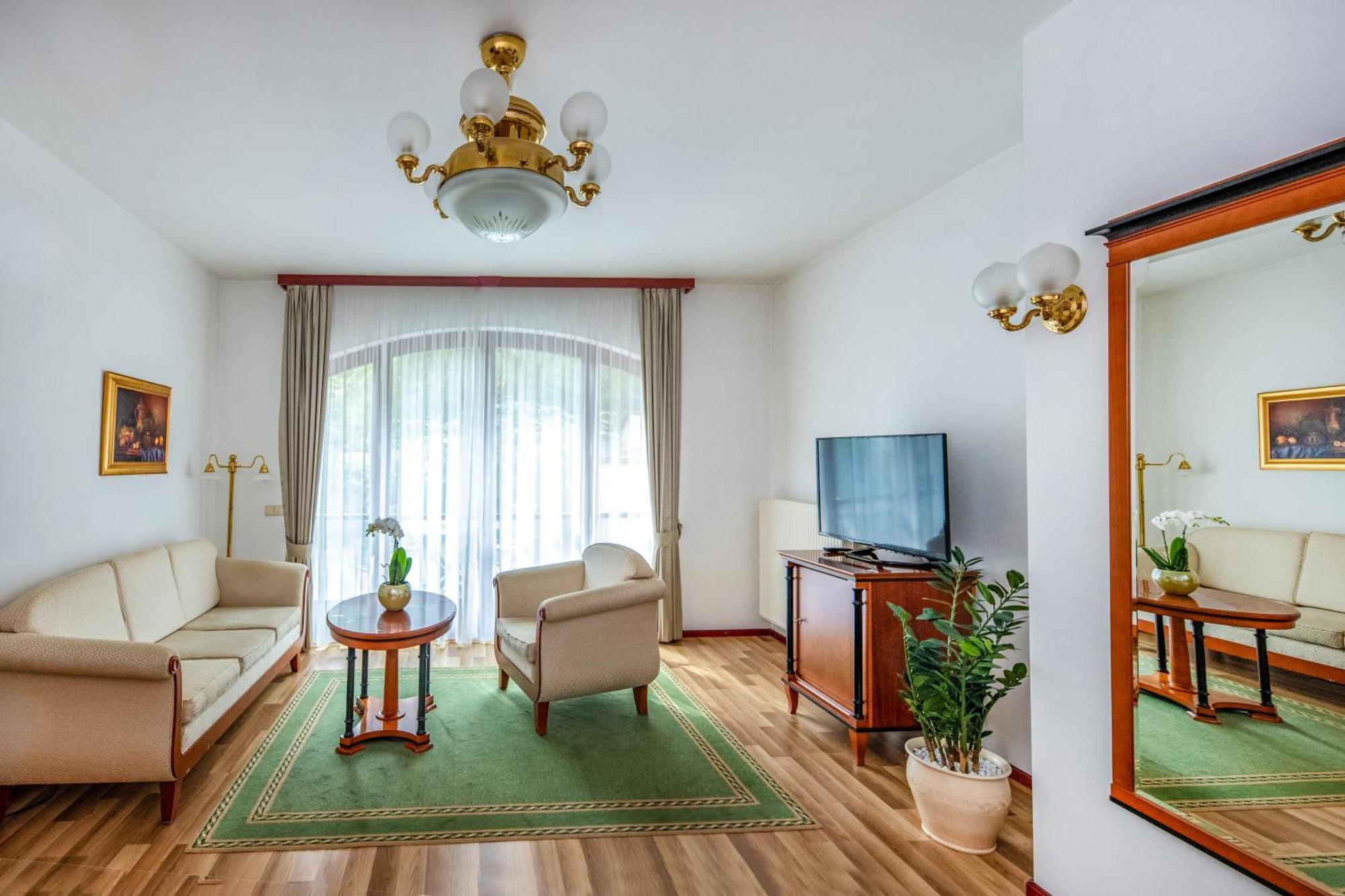 Szarvaskut Hotel Зирц Экстерьер фото