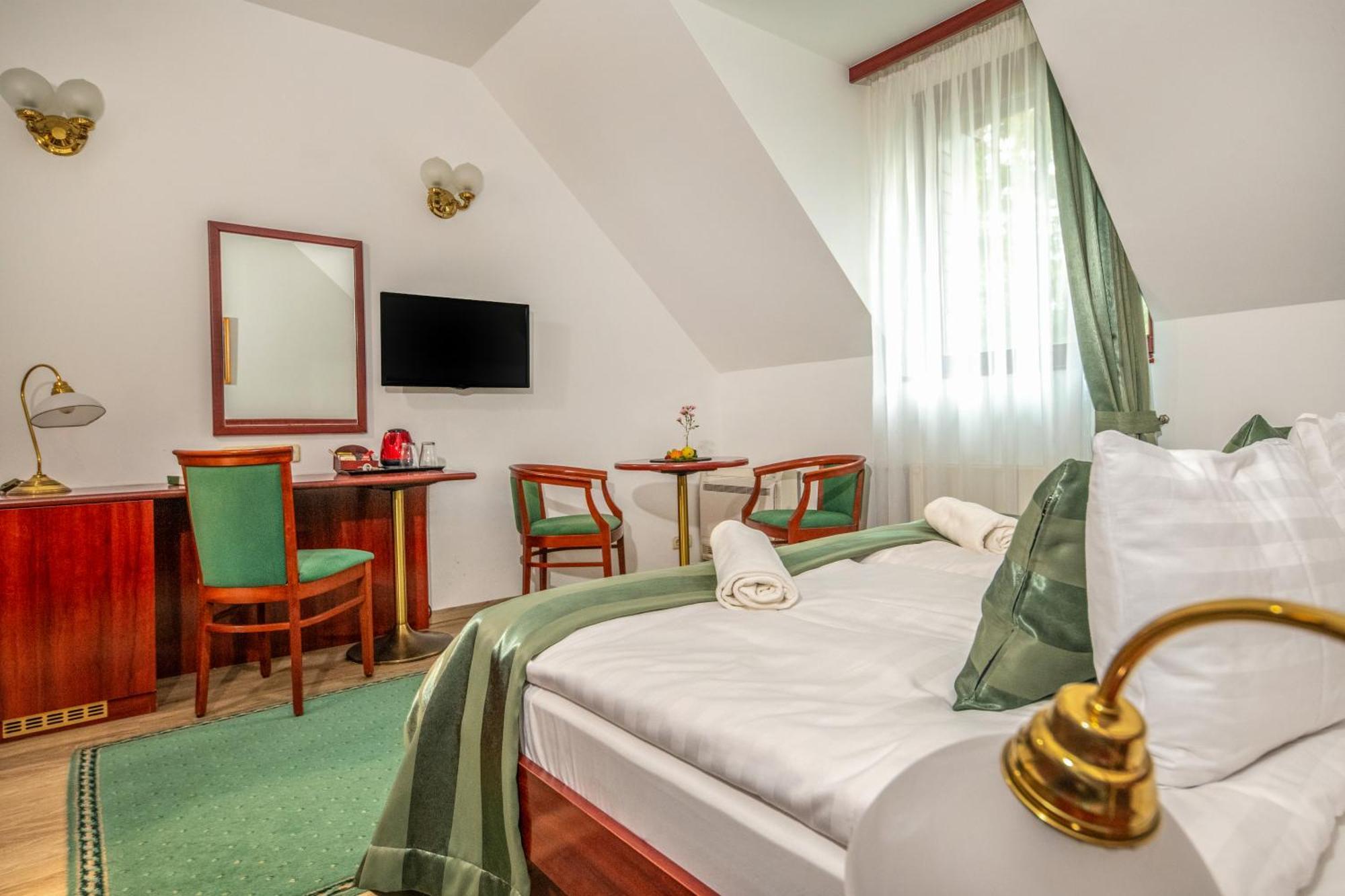 Szarvaskut Hotel Зирц Экстерьер фото