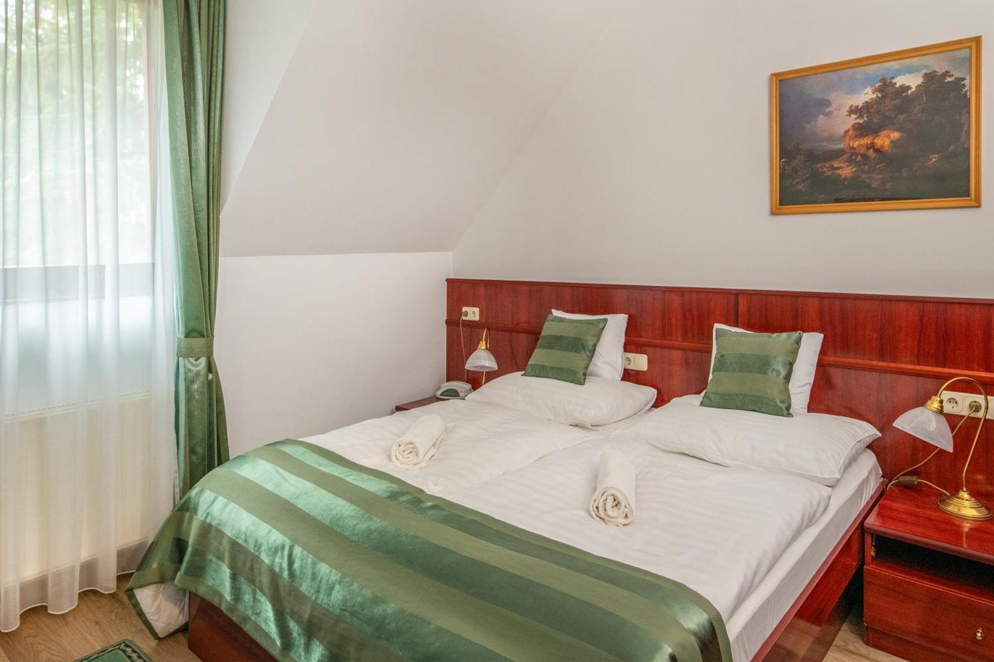 Szarvaskut Hotel Зирц Экстерьер фото