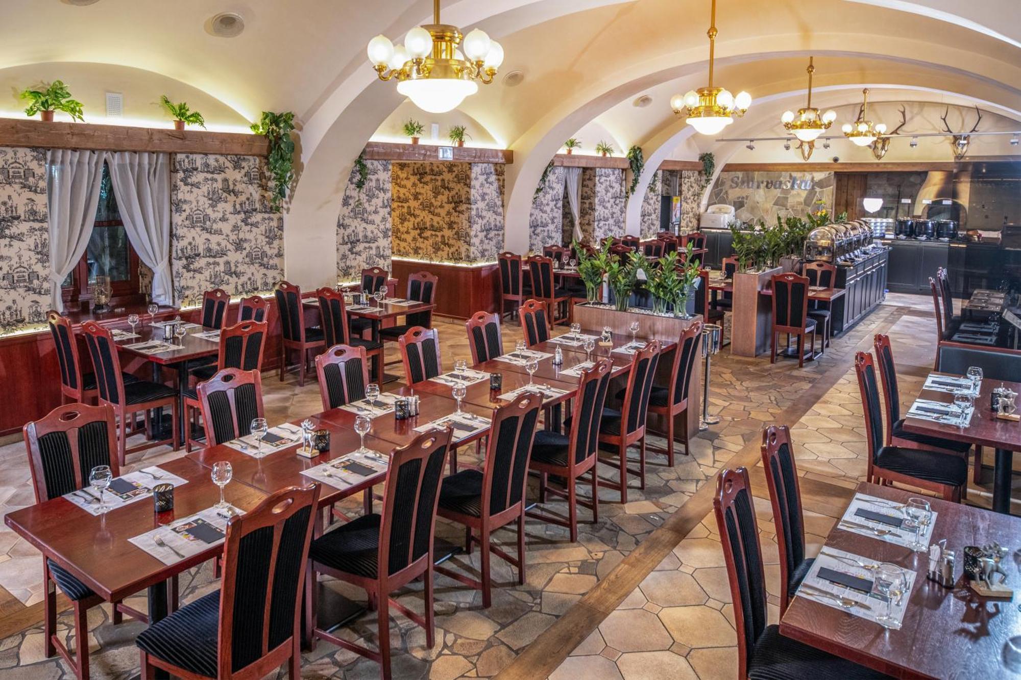 Szarvaskut Hotel Зирц Экстерьер фото